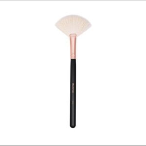 NIB Morphe R12 Highlighter Fan Brush - Rose Gold